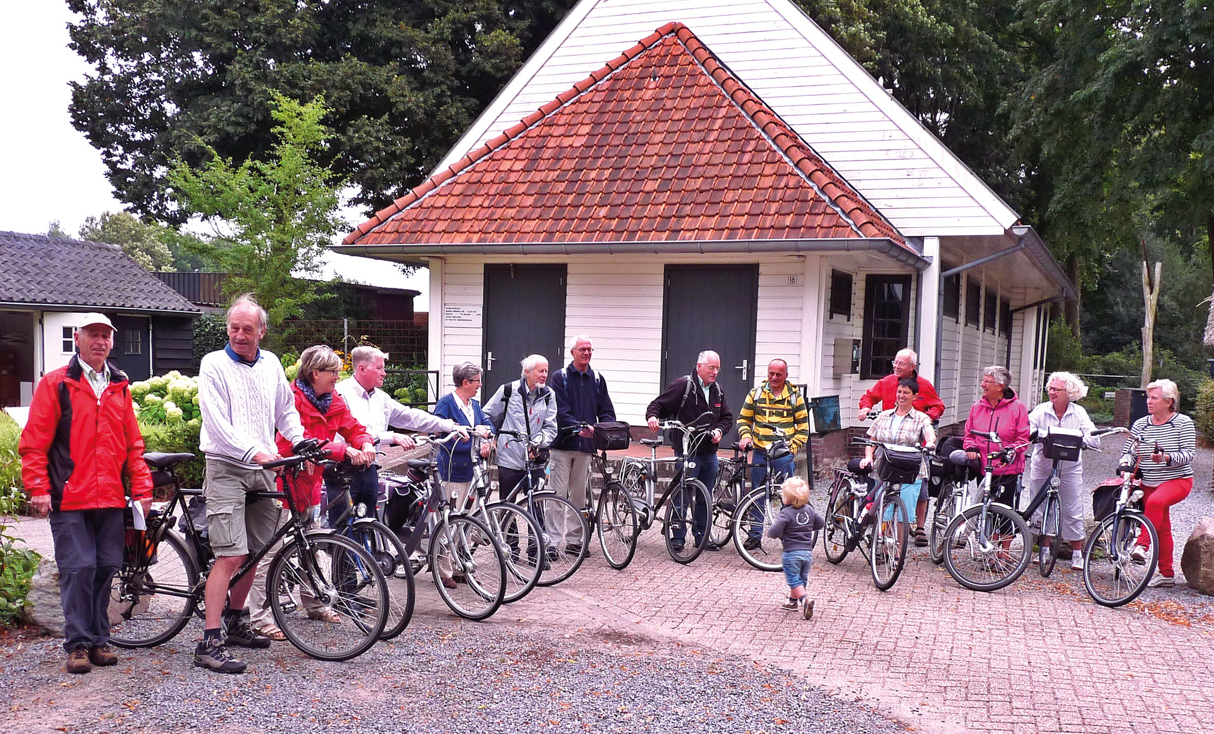 Fietspelgrims uit Wittem komen aan bij de Peerkekapel en het geboortehuisje